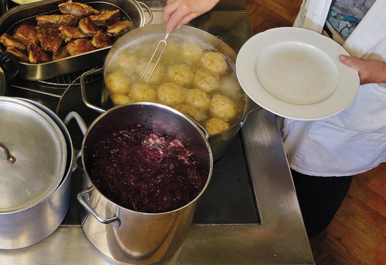 Knödel, Kraut und herzhaft zubereitete Fleischgerichte