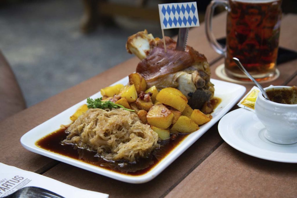Teller mit Schweinshaxn