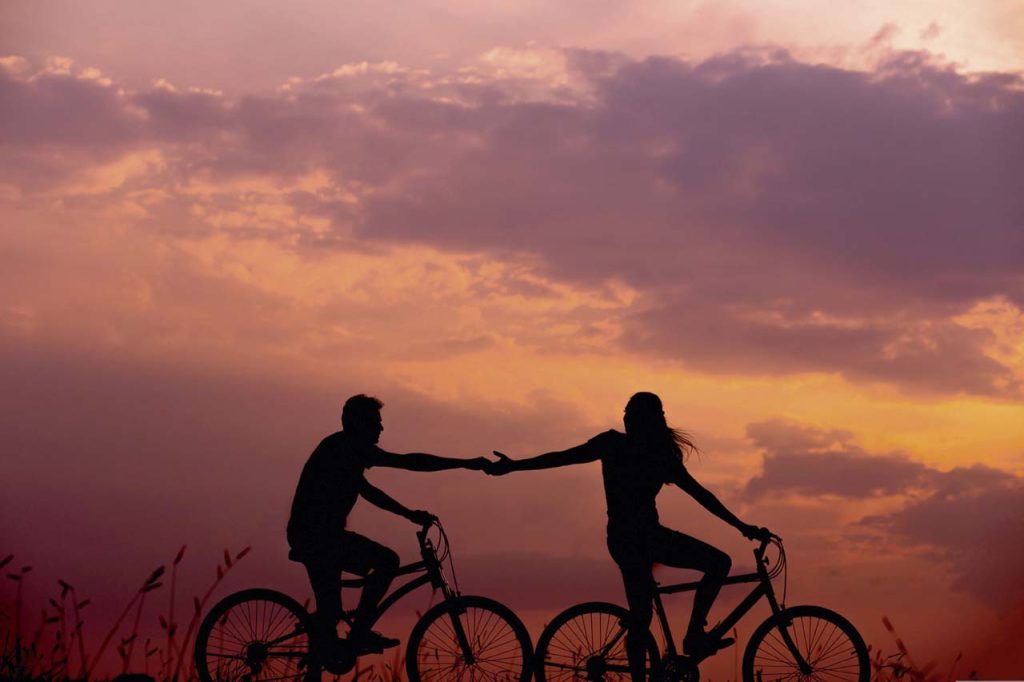 Fahrradfahren bei Sonnenuntergang