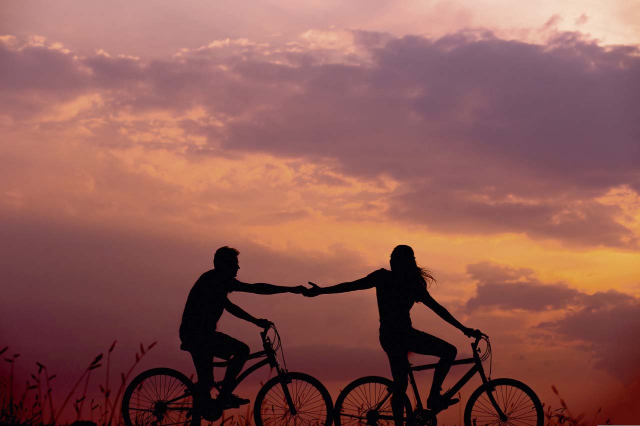 Fahrradfahren bei Sonnenuntergang