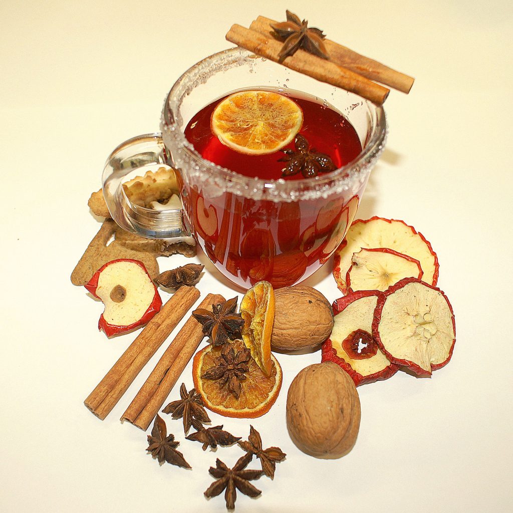 Heiße Früchte-Tees mit anregenden Gewürzen